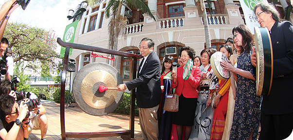 Accompanied by many distinguished alumni, Vice-Chancellor Professor Lap-Chee Tsui kicked off a 'percussion parade' around the Main Building.