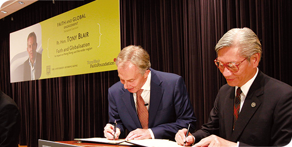 Mr Blair signs a Memorandum of Understanding with Pro-Vice-Chancellor Professor Chow Shew-ping.