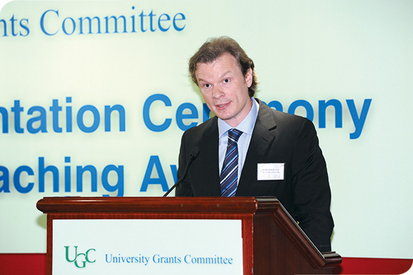 Standing out from 15 nominees, Dr Pomfret receives the UGC Teaching Award.