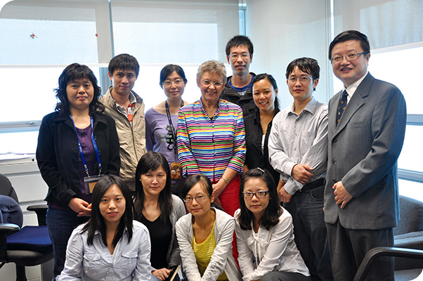 Recipient of 2008 Nobel Prize in Physiology and Medicine, Professor Françoise Barré-Sinoussi (fourth from the left in the second row), visited the AIDS Institute and had a nice discussion with students.