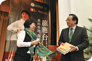 The Vice-Chancellor presents Professor Lung with an HKU Tartan scarf and the new book on HKU’s history by Dr Peter Cunich