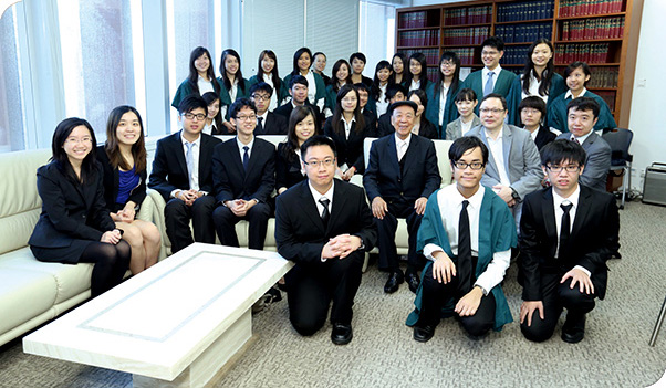 Dr Lui Che-woo with law students and teachers in the new Lui Che Woo Law Library