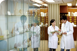The teaching and learning of Chinese and Western medicine at HKU is complementary – while students in Medicine, Nursing and Pharmacy learn about traditional Chinese medicine and its humanistic spirit, students in Chinese Medicine learn about modern evidence-based medicine.