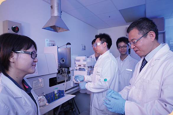 The School of Chinese Medicine uses the technique of atomic absorption spectroscopy to conduct experiments on quantitative determination of heavy metals (arsenic, cadmium, lead and mercury) contained in proprietary Chinese medicines.