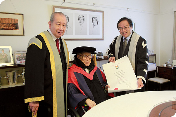 Mr Patrick Yu Shuk-siu was formally presented with his honorary degree by the Pro-Chancellor Dr the Honourable David Li Kwok-po and Vice-Chancellor Professor Lap-Chee Tsui in a ceremony held at his home.